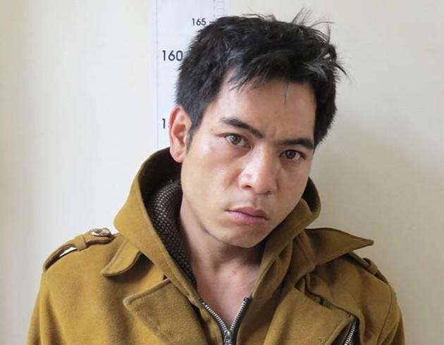 Ghển khai do có mâu thuẫn với vợ cũ trong việc ly hôn nên đối tượng đã dùng súng kíp bắn chị, sau đó bỏ trốn. Ghển khai do có mâu thuẫn với vợ cũ trong việc ly hôn nên đối tượng đã dùng súng kíp bắn chị, sau đó bỏ trốn.