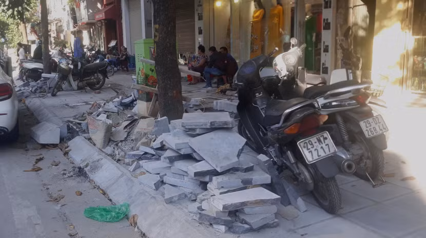 Nguyên vật liệu ngổn ngang