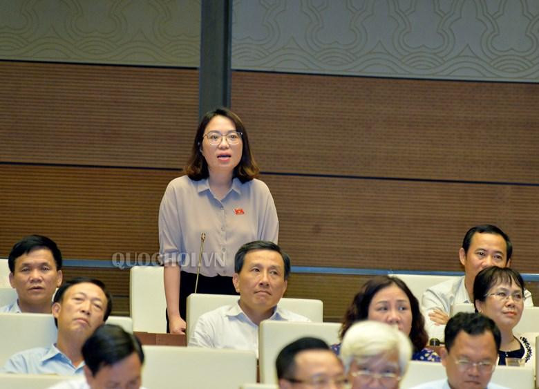 Đại biểu Phạm Thị Minh Hiền (đoàn Phú Yên) phát biểu thảo luận