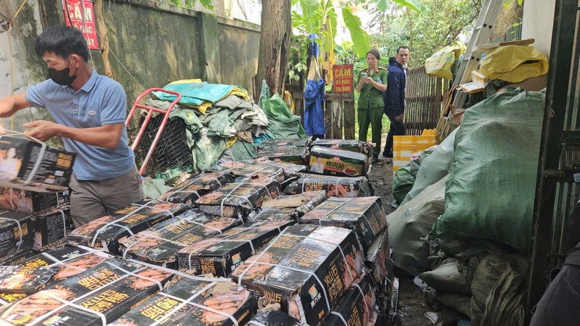 Lực lượng Công an - Quản lý thị trường Hà Nội xử lý vụ kinh doanh thực phẩm &quot;bẩn&quot;