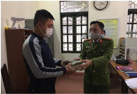 Anh Sơn nhận lại từ lực lượng Công an số tiền do bất cẩn đánh rơi Anh Sơn nhận lại từ lực lượng Công an số tiền do bất cẩn đánh rơi