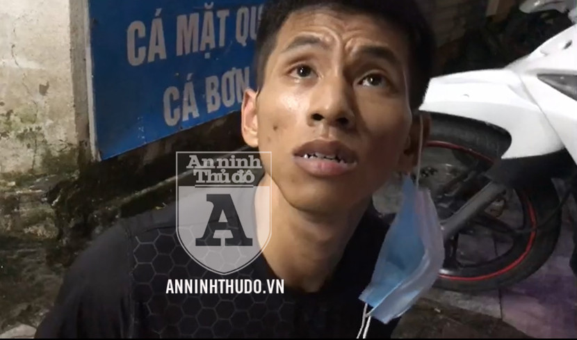 Sau thời gian ngoan cố lúc đầu, nam thanh niên lại tỏ ra "ngơ ngác" khó hiểu