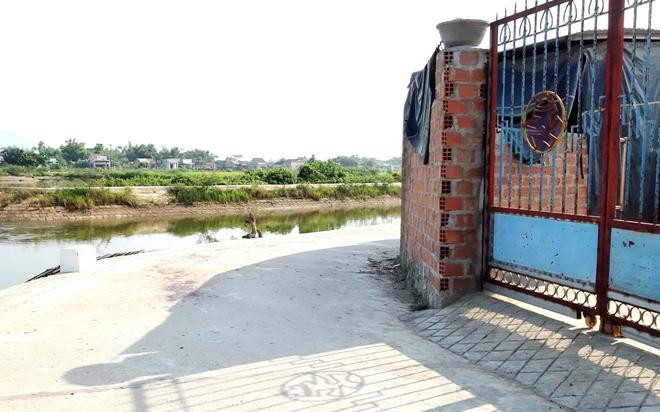 Hiện trường vụ trọng án trước cửa nhà nạn nhân Hiện trường vụ trọng án trước cửa nhà nạn nhân