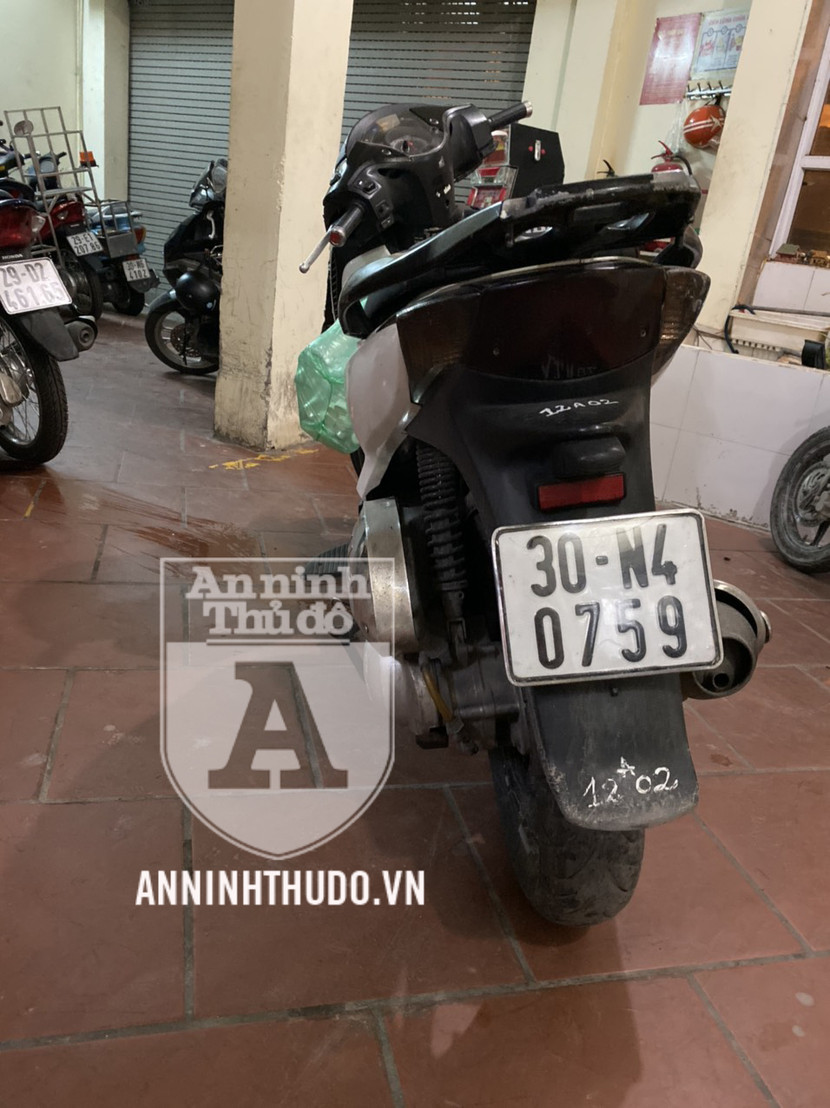 Chiếc BKS giả gắn trên xe máy SH đã bị tổ công tác Y24/141 phát hiện Chiếc BKS giả gắn trên xe máy SH đã bị tổ công tác Y24/141 phát hiện