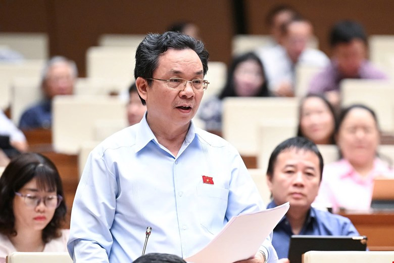 Đại biểu Hoàng Văn Cường (đoàn Hà Nội) thảo luận