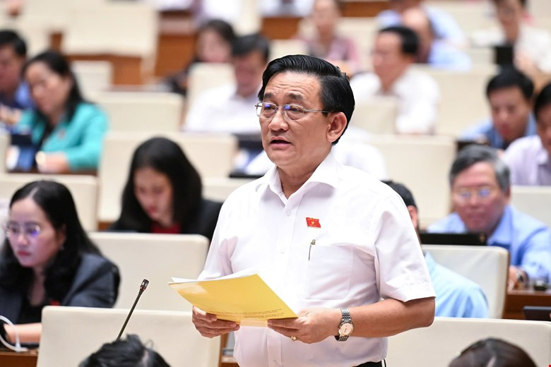 Đại biểu Trần Quốc Tuấn (đoàn Trà Vinh) phát biểu thảo luận