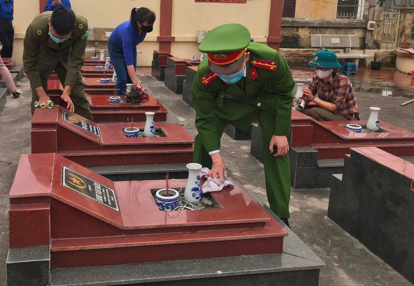 Công an xã Cự Khê và các hội viên dọn dẹp sạch sẽ tại nghĩa trang liệt sỹ