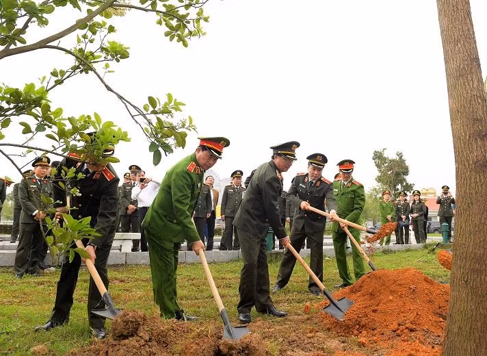 Thứ trưởng Nguyễn Văn Thành; Thứ trưởng Lê Quốc Hùng cùng các đại biểu trồng cây lưu niệm.