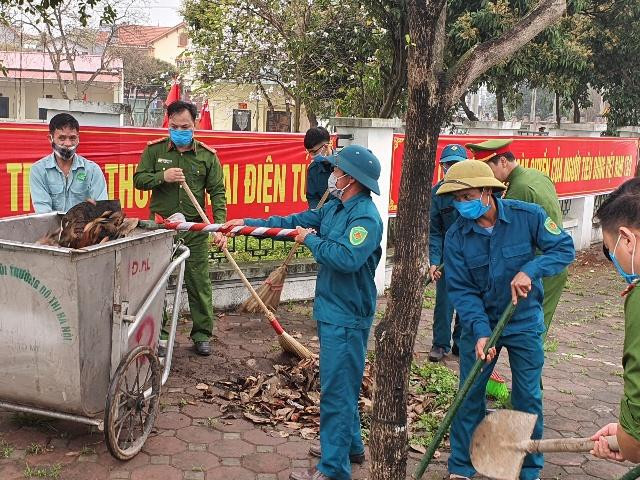 Các chiến sỹ công an tham gia dọn vệ sinh môi trường ở địa bàn xã Mê Linh Các chiến sỹ công an tham gia dọn vệ sinh môi trường ở địa bàn xã Mê Linh