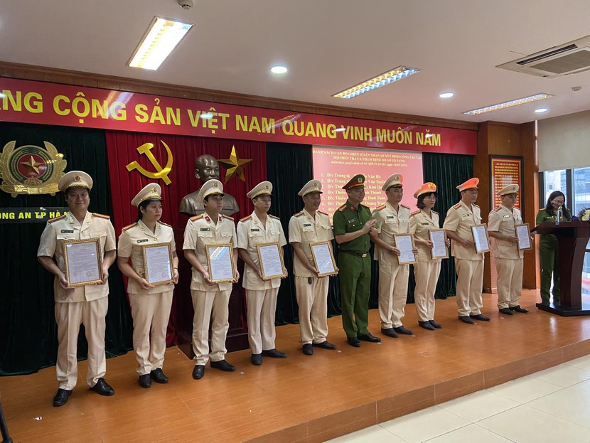 Thừa ủy quyền của Giám đốc CATP, Thượng tá Trần Văn Hóa trao quyết định điều động, bổ nhiệm cán bộ, chiến sỹ đối với 2 đơn vị mới Thừa ủy quyền của Giám đốc CATP, Thượng tá Trần Văn Hóa trao quyết định điều động, bổ nhiệm cán bộ, chiến sỹ đối với 2 đơn vị mới