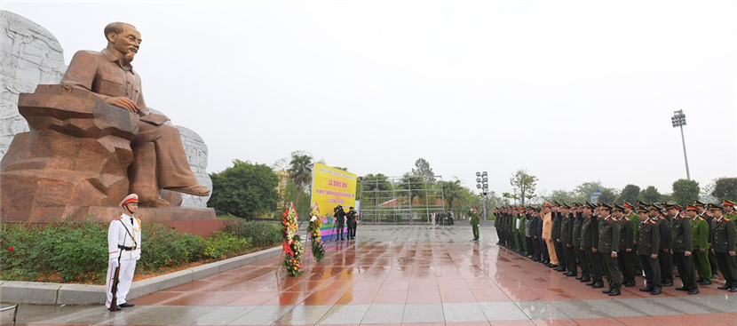Đoàn đại biểu Đảng ủy Công an Trung ương, Bộ Công an dâng hoa trước Anh linh Chủ tịch Hồ Chí Minh Đoàn đại biểu Đảng ủy Công an Trung ương, Bộ Công an dâng hoa trước Anh linh Chủ tịch Hồ Chí Minh