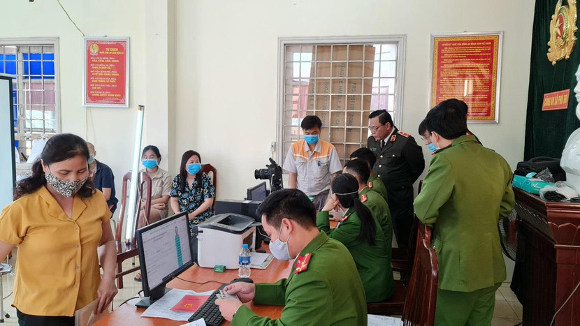 Trung tướng Nguyễn Hải Trung - Giám đốc CATP Hà Nội trực tiếp kiểm tra, hướng dẫn công tác cấp CCCD tại CAH Gia Lâm