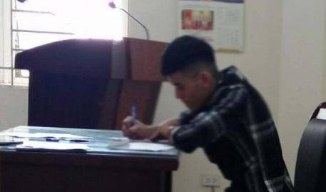 Lái xe mô tô tường trình tại cơ quan Công an