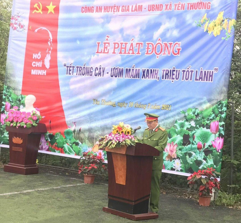 Thượng tá Phạm Văn Hậu - Bí thư Đảng ủy, Trưởng CAH Gia Lâm phát biểu tại buổi lễ Thượng tá Phạm Văn Hậu - Bí thư Đảng ủy, Trưởng CAH Gia Lâm phát biểu tại buổi lễ