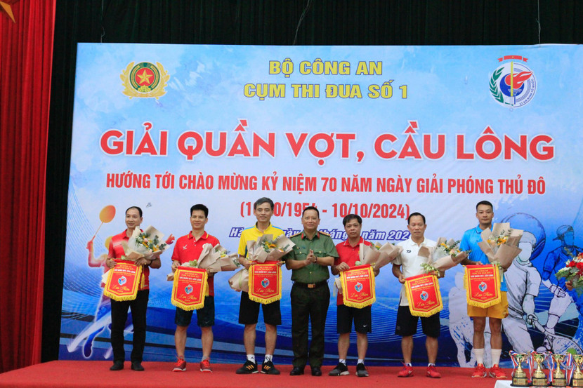 Ban Tổ chức trao giải thưởng, chúc mừng các đội tuyển