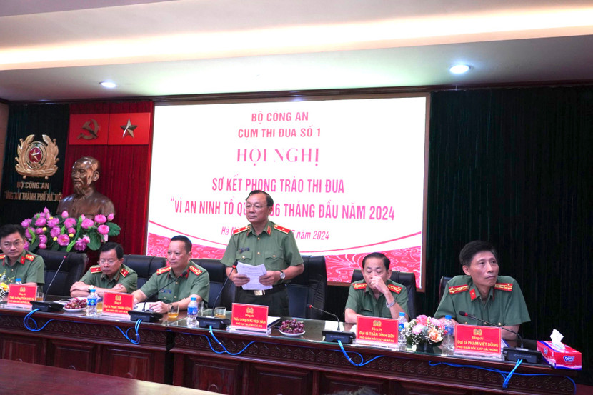 Thiếu tướng Đặng Ngọc Bách - Phó Cục trưởng Cục Công tác Đảng và công tác chính trị phát biểu tại hội nghị