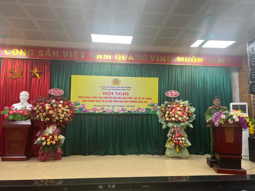 Thượng tá Nguyễn Thành Tín – Phó trưởng CAQ Hai Bà Trưng phát biểu tại hội nghị