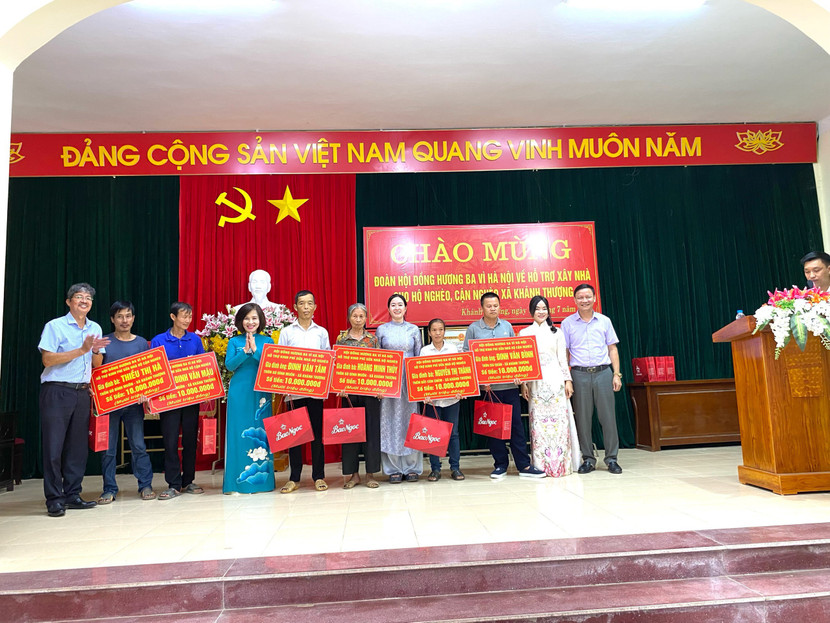 Trao quà tặng các hộ nghèo, cận nghèo