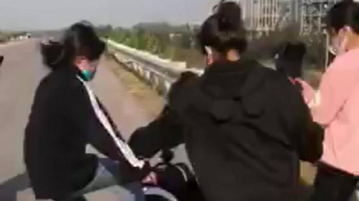Hình ảnh 2 thiếu nữ bị đánh hội đồng cắt từ clip