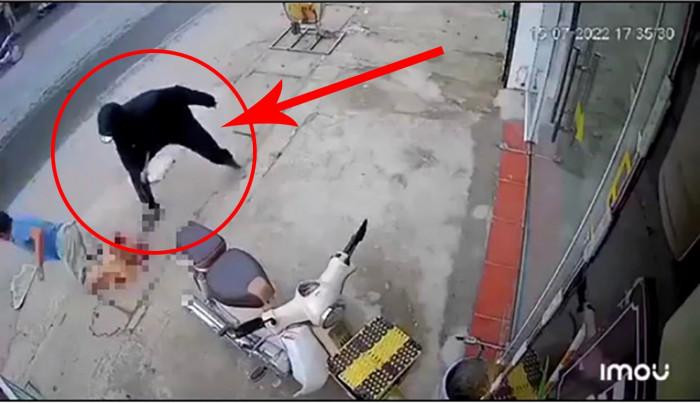 Đối tượng đã dùng dao chém lìa chân người đàn ông ngay trên phố (ảnh do camera ghi lại)