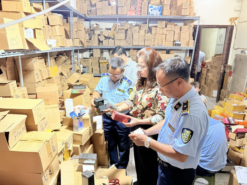 Lực lượng Quản lý thị trường kiểm tra hàng hóa Lực lượng Quản lý thị trường kiểm tra hàng hóa