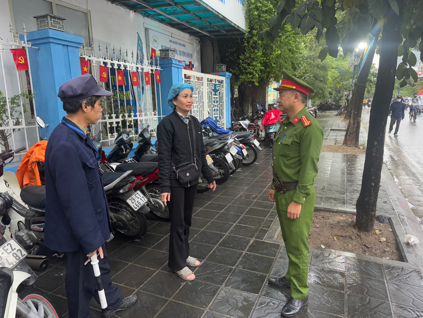 Công an phường Bạch Mai tuyên truyền nhân viên trông xe khu vực cổng Bệnh viện Thanh Nhàn chấp hành quy định pháp luật