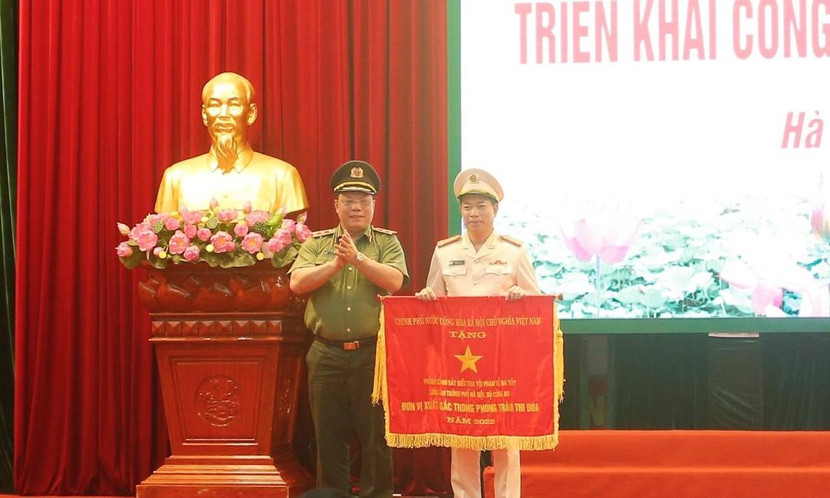 Được sự ủy quyền của lãnh đạo cấp trên, Trung tướng Nguyễn Hải Trung trao Cờ của Thủ tướng Chính phủ tặng Phòng CSĐT tội phạm về ma túy