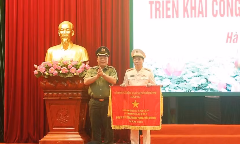 Được sự ủy quyền của lãnh đạo cấp trên, Trung tướng Nguyễn Hải Trung trao Cờ của Thủ tướng Chính phủ tặng Phòng CSĐT tội phạm về ma túy Được sự ủy quyền của lãnh đạo cấp trên, Trung tướng Nguyễn Hải Trung trao Cờ của Thủ tướng Chính phủ tặng Phòng CSĐT tội phạm về ma túy