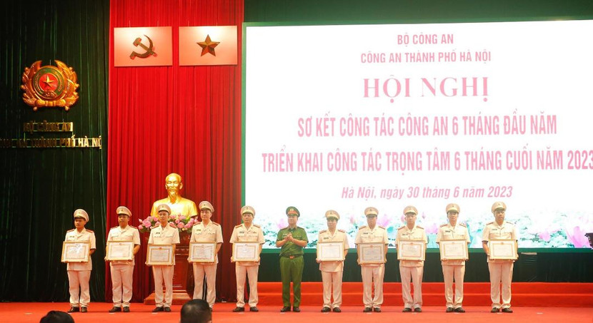 Thừa ủy quyền của lãnh đạo cấp trên, Đại tá Dương Đức Hải - Phó Giám đốc CATP trao Bằng khen của Chủ tịch UBND TP. Hà Nội cho các CBCS