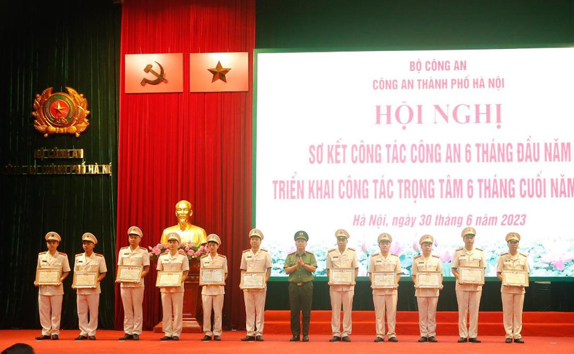 Thừa ủy quyền của lãnh đạo cấp trên, Đại tá Phạm Thanh Hùng - Phó Bí thư Đảng ủy, Phó Giám đốc CATP trao danh hiệu Chiến sỹ thi đua toàn lực lượng CAND và Bằng khen của Bộ Công an cho các CBCS