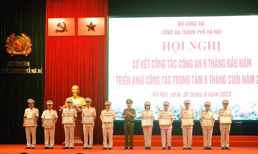 Thừa ủy quyền của lãnh đạo cấp trên, Thiếu tướng Nguyễn Hồng Ky - Phó Giám đốc CATP trao Bằng khen của Bộ Công an cho các CBCS Thừa ủy quyền của lãnh đạo cấp trên, Thiếu tướng Nguyễn Hồng Ky - Phó Giám đốc CATP trao Bằng khen của Bộ Công an cho các CBCS