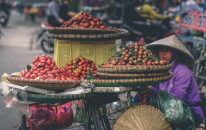 Mỗi độ cuối xuân, phố phường thường xuất hiện các gánh hàng rong “quẩy” một thứ quả khá độc đáo, xanh cũng có mà chín đỏ mọng cũng nhiều - đó chính là nhót Mỗi độ cuối xuân, phố phường thường xuất hiện các gánh hàng rong “quẩy” một thứ quả khá độc đáo, xanh cũng có mà chín đỏ mọng cũng nhiều - đó chính là nhót