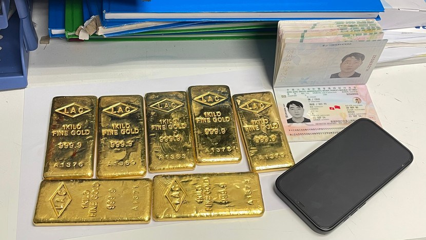 Hai vụ vận chuyển trái phép vàng qua đường hàng không bị bắt giữ trong tháng 10 Hai vụ vận chuyển trái phép vàng qua đường hàng không bị bắt giữ trong tháng 10