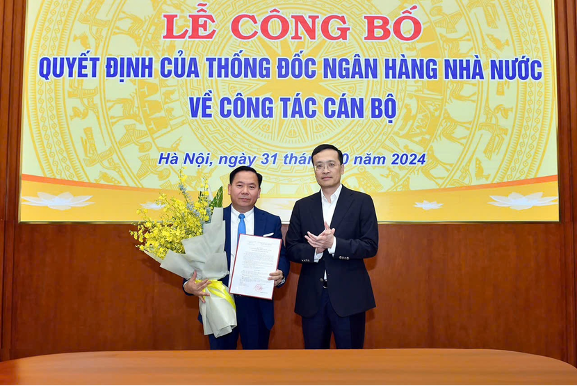 Phó Thống đốc Ngân hàng Nhà nước Phạm Quang Dũng trao quyết định cho ông Lại Hữu Phước Phó Thống đốc Ngân hàng Nhà nước Phạm Quang Dũng trao quyết định cho ông Lại Hữu Phước