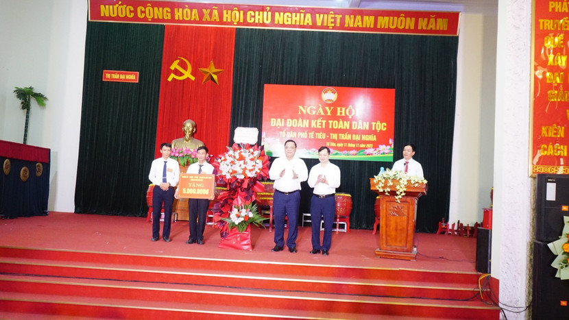 Trung tướng Nguyễn Hải Trung và đồng chí Trương Văn Nhung chúc mừng Ngày hội Trung tướng Nguyễn Hải Trung và đồng chí Trương Văn Nhung chúc mừng Ngày hội