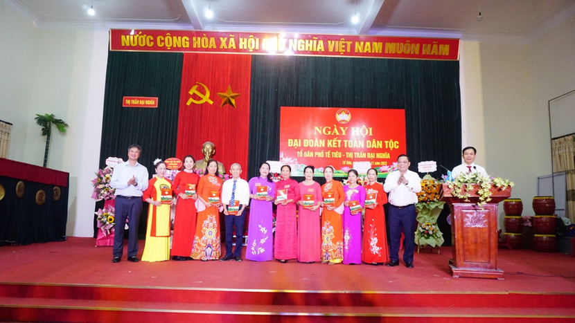 Các đồng chí lãnh đạo tặng quà, chia vui và chúc mừng người dân Tổ dân phố Tế Tiêu Các đồng chí lãnh đạo tặng quà, chia vui và chúc mừng người dân Tổ dân phố Tế Tiêu