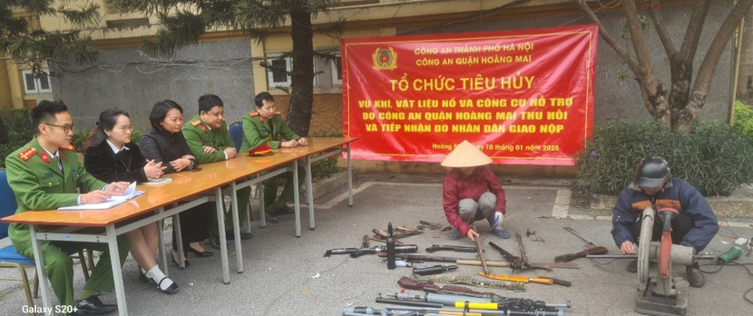 Chứng kiến việc tiêu hủy vũ khí, công cụ hỗ trợ Chứng kiến việc tiêu hủy vũ khí, công cụ hỗ trợ