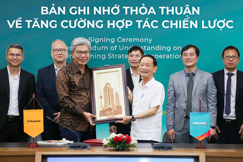 Đồng hành cùng ABBANK, Maybank đã và đang dành nhiều sự hỗ trợ giá trị cho Ngân hàng trong việc định hướng ngân hàng bán lẻ, phát triển bền vững và quản trị theo tiêu chuẩn quốc tế.