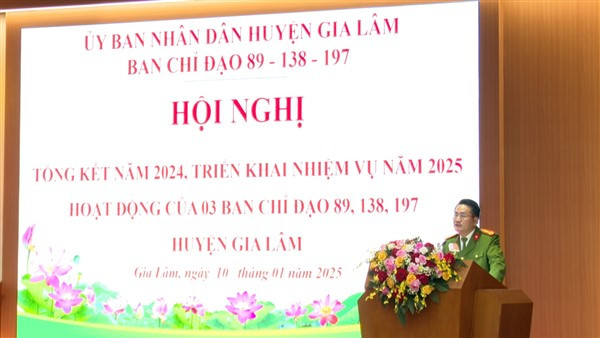 Thượng tá Nguyễn Văn Đệ - Phó trưởng Công an huyện báo cáo tại hội nghị