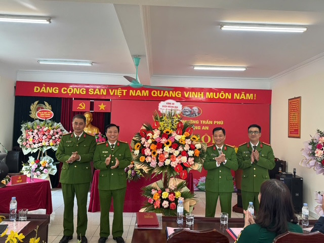 Chỉ huy Công an quận và cấp ủy, chính quyền cơ sở chúc mừng Ban chấp hành chi bộ CAP Trần Phú nhiệm kỳ 2022-2025