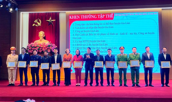 Ban tổ chức trao khen thưởng... Và ký giao ước thi đua Xuân Ất Tỵ 2025 giữa các xã, thị trấn