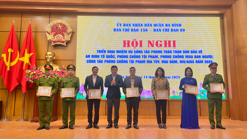 Chủ tịch UBND quận Ba Đình, đồng chí Tạ Nam Chiến trao khen thưởng các tập thể, cá nhân lập thành tích Chủ tịch UBND quận Ba Đình, đồng chí Tạ Nam Chiến trao khen thưởng các tập thể, cá nhân lập thành tích