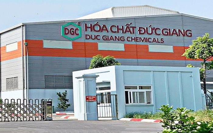 Hóa chất Đức Giang hiện đang có cơ cấu lãnh đạo bố làm Chủ tịch HĐQT, con làm Tổng giám đốc