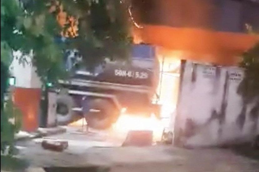 Đám cháy bùng lên dữ dội từ đường ống tiếp nhiên liệu Đám cháy bùng lên dữ dội từ đường ống tiếp nhiên liệu