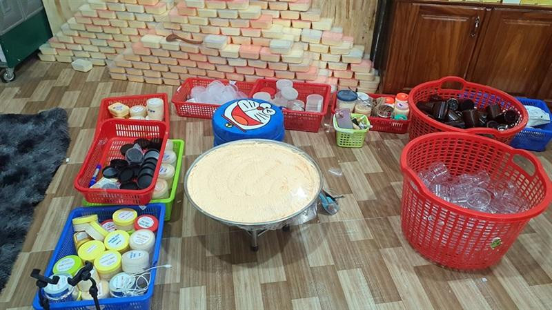 Không giấy phép sản xuất, chủ cơ sở vẫn mua nguyên liệu kem rồi trộn thủ công, đóng hộp để bán Không giấy phép sản xuất, chủ cơ sở vẫn mua nguyên liệu kem rồi trộn thủ công, đóng hộp để bán