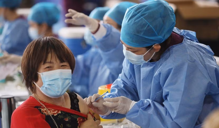 Cư dân ở Thẩm Dương, tỉnh Liêu Ninh, Trung Quốc tiêm vaccine vào tháng 6-2021