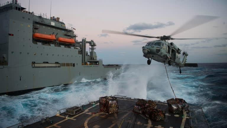 Máy bay trực thăng Sea Hawk của Mỹ cung cấp hàng tiếp tế cho một tàu khu trục tên lửa dẫn đường ở Biển Philippines