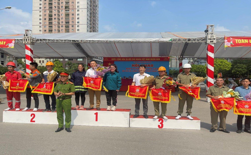 Ban Tổ chức trao giải cho các đội tuyển đạt thành tích cao