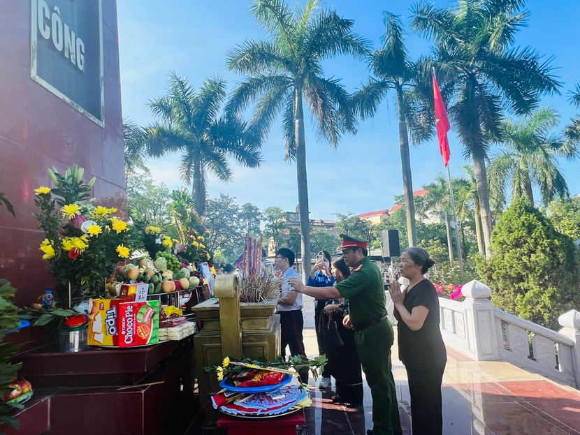 Đại tá Nguyễn Đình Chiến thắp hương tưởng nhớ các anh hùng liệt sỹ tại nghĩa trang liệt sỹ Ngọc Hồi