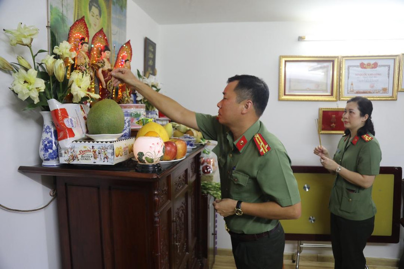 Đại diện các đơn vị thắp hương, tưởng nhớ đồng chí, đồng đội hy sinh vì bình yên của nhân dân Đại diện các đơn vị thắp hương, tưởng nhớ đồng chí, đồng đội hy sinh vì bình yên của nhân dân